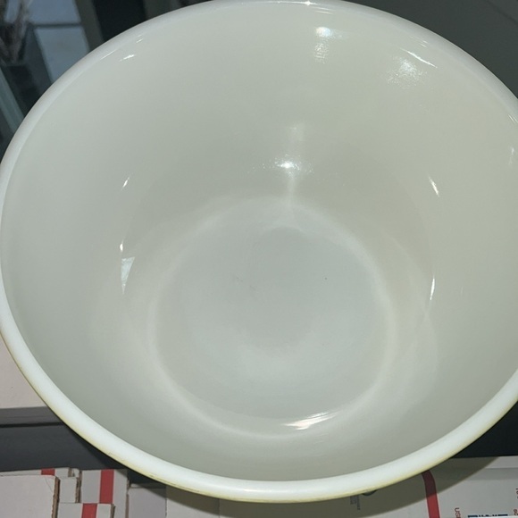 Set of Two Pyrex 4Q Primary Yellow and Flameglo Bowls - Picture 7 of 9
